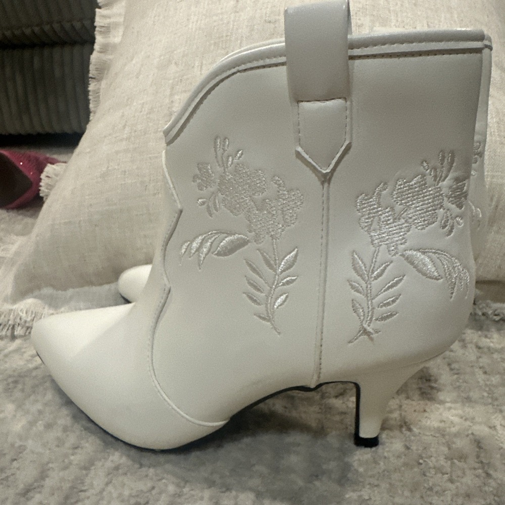 Cato Comfort Ankle Boots Rodeo Cowgirl Women's Size 7M White Embroidered Heeled - Picture 3 of 14